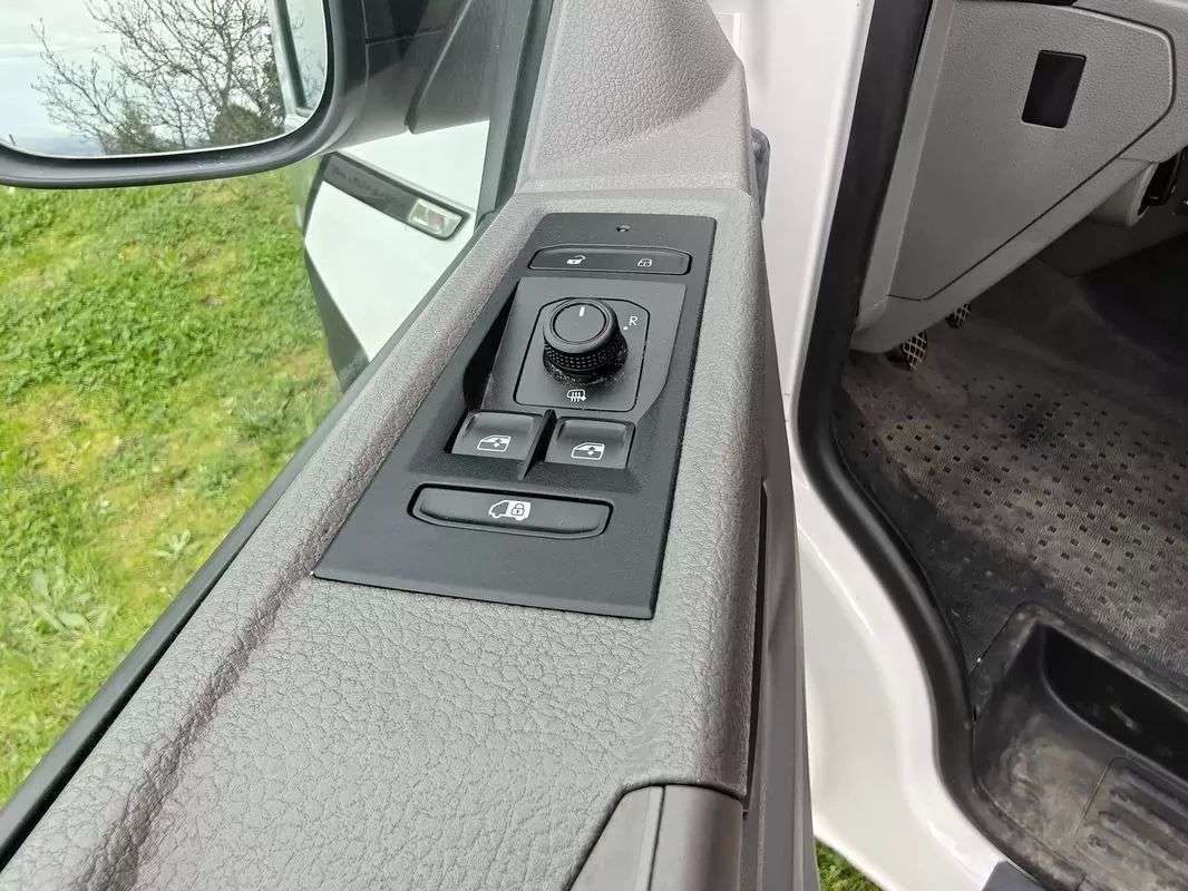 volkswagen-transporter-2023-diesel-1995cc