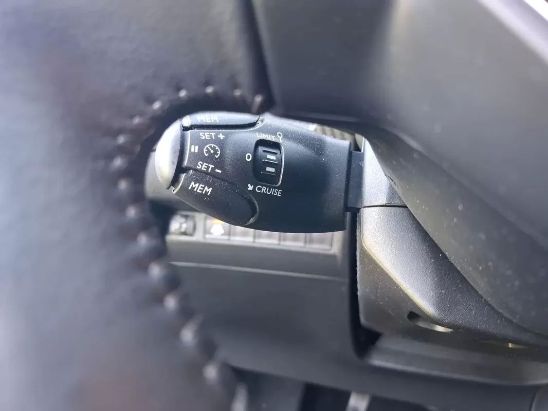 peugeot-2008-2023-gasolina-1199cc