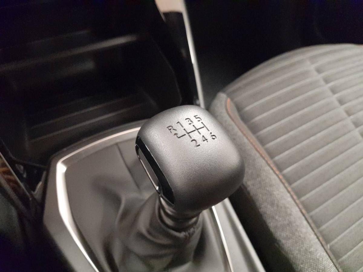 peugeot-2008-2023-gasolina-1199cc