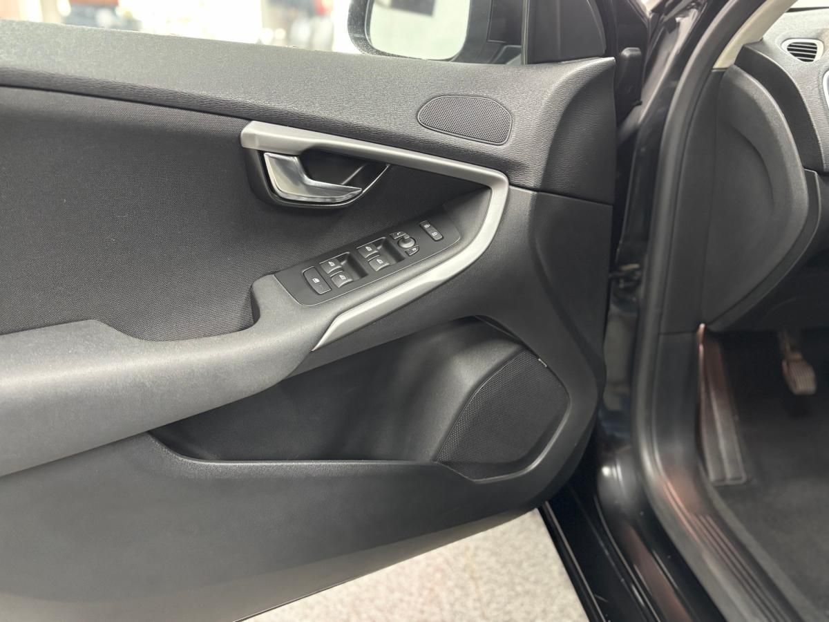 volvo-v40-2017-diesel-1969cc