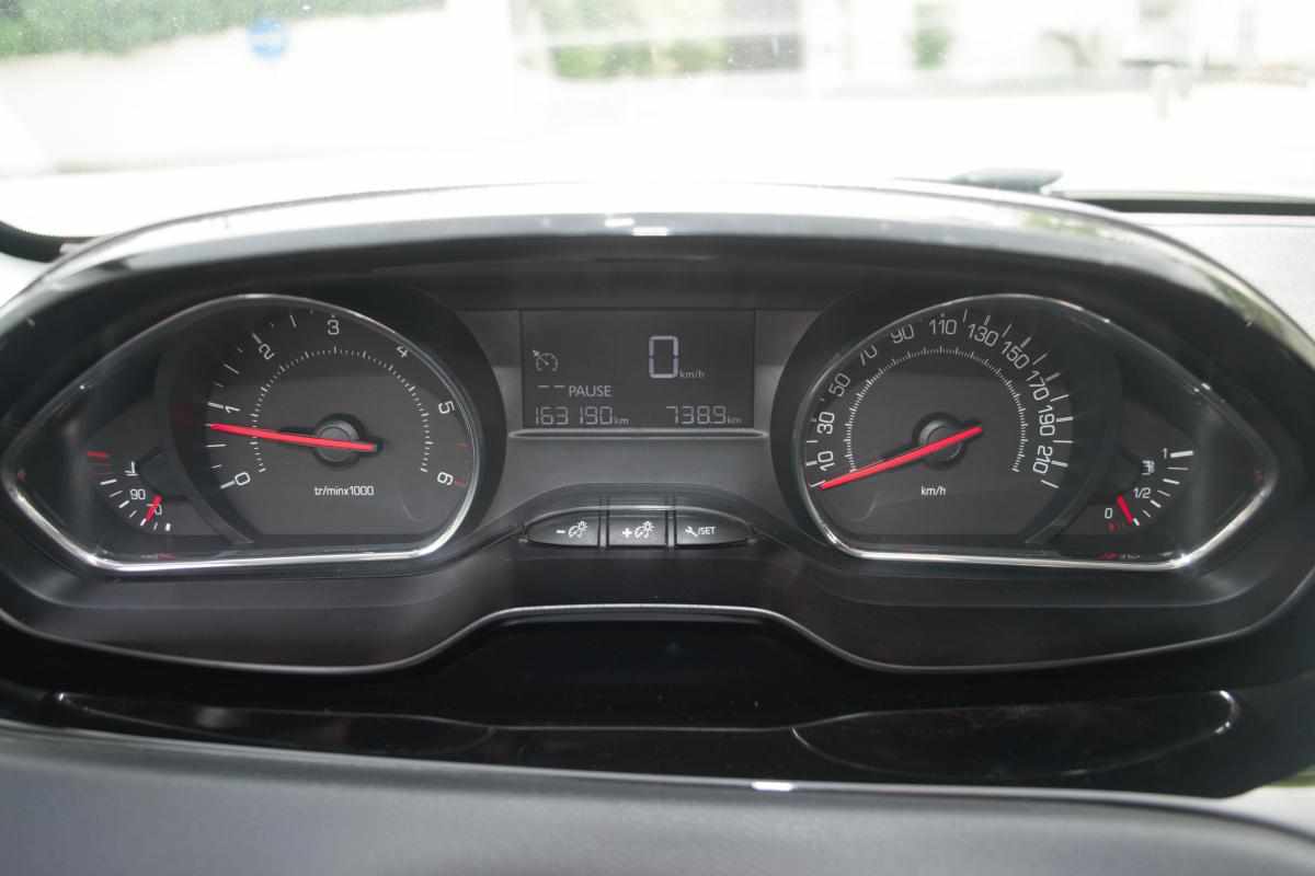 peugeot-208-1-4-hdi-2012-diesel-1398cc