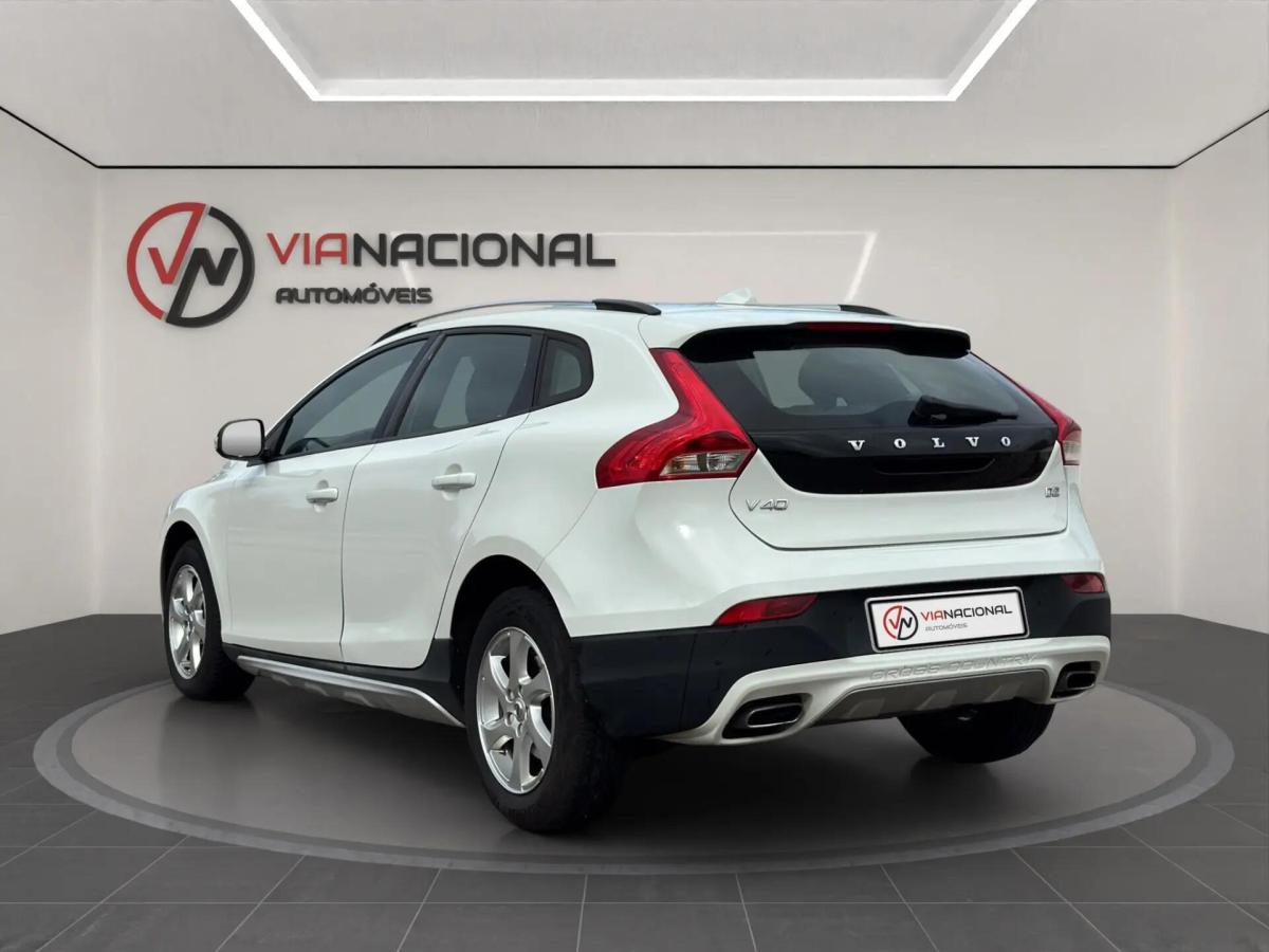 volvo-v40-cross-country-2016-diesel-1969cc