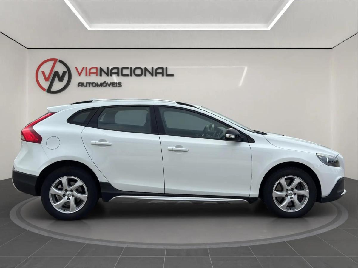volvo-v40-cross-country-2016-diesel-1969cc