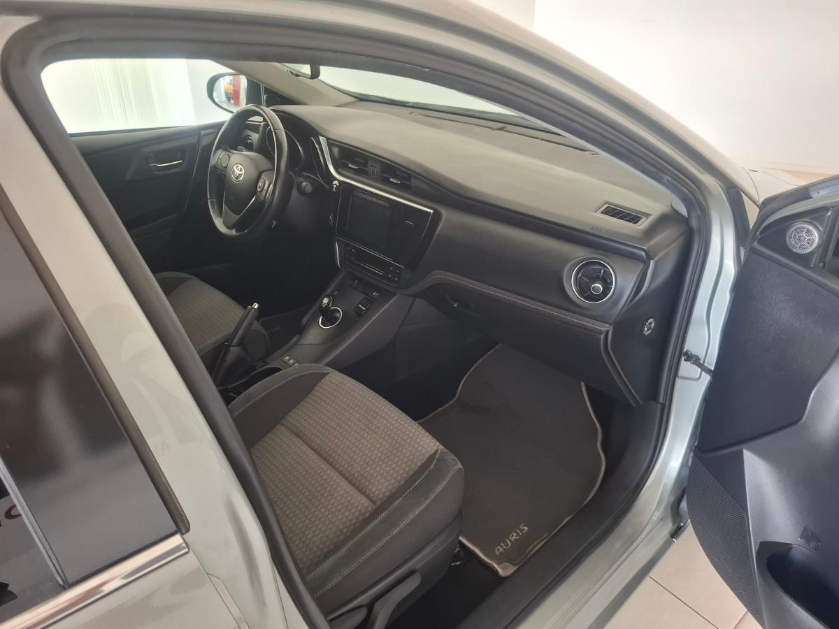 toyota-auris-touring-sports-2017-hibrido-a-gasolina-1798cc