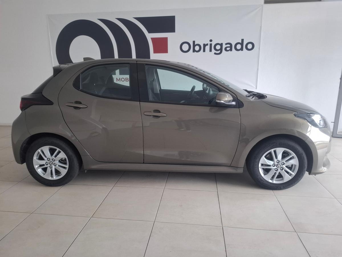 toyota-yaris-2024-hibrido-a-gasolina-1490cc