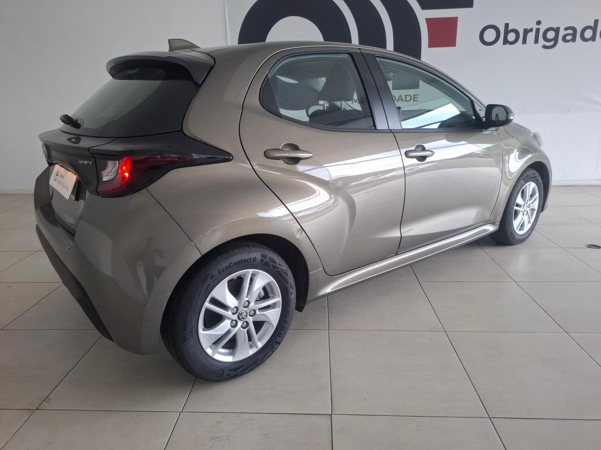 toyota-yaris-2024-hibrido-a-gasolina-1490cc