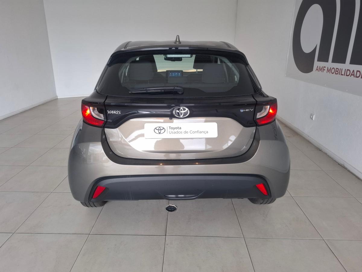 toyota-yaris-2024-hibrido-a-gasolina-1490cc