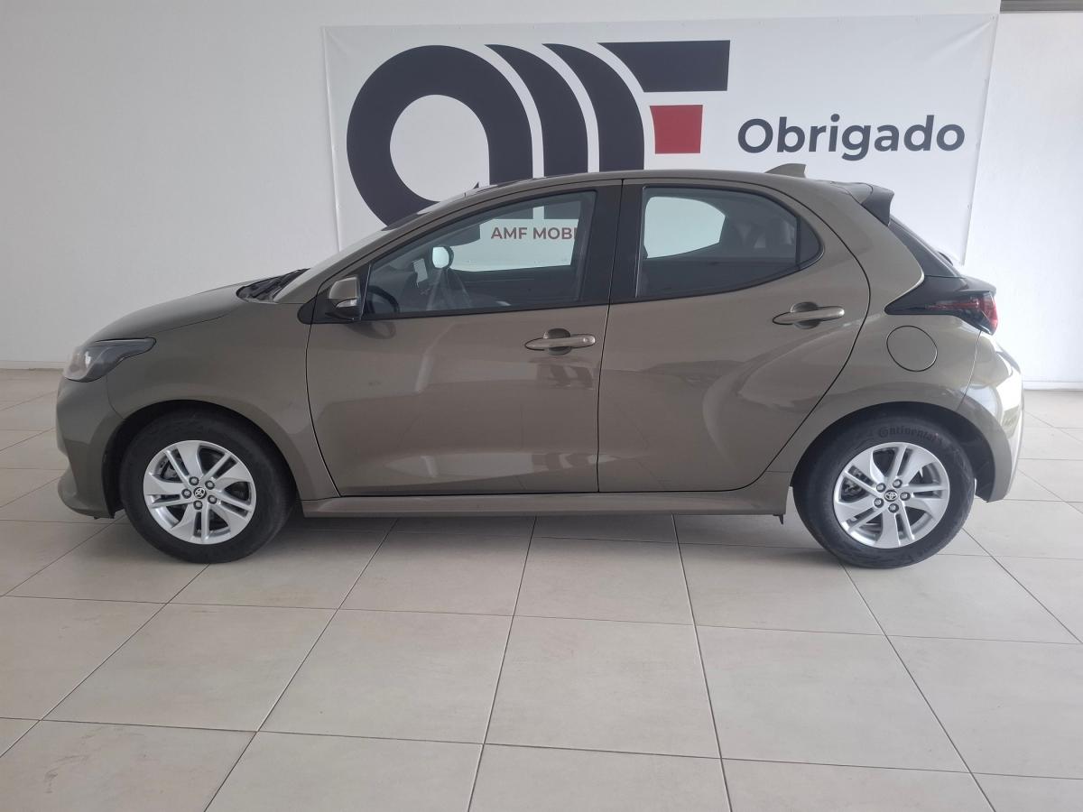 toyota-yaris-2024-hibrido-a-gasolina-1490cc