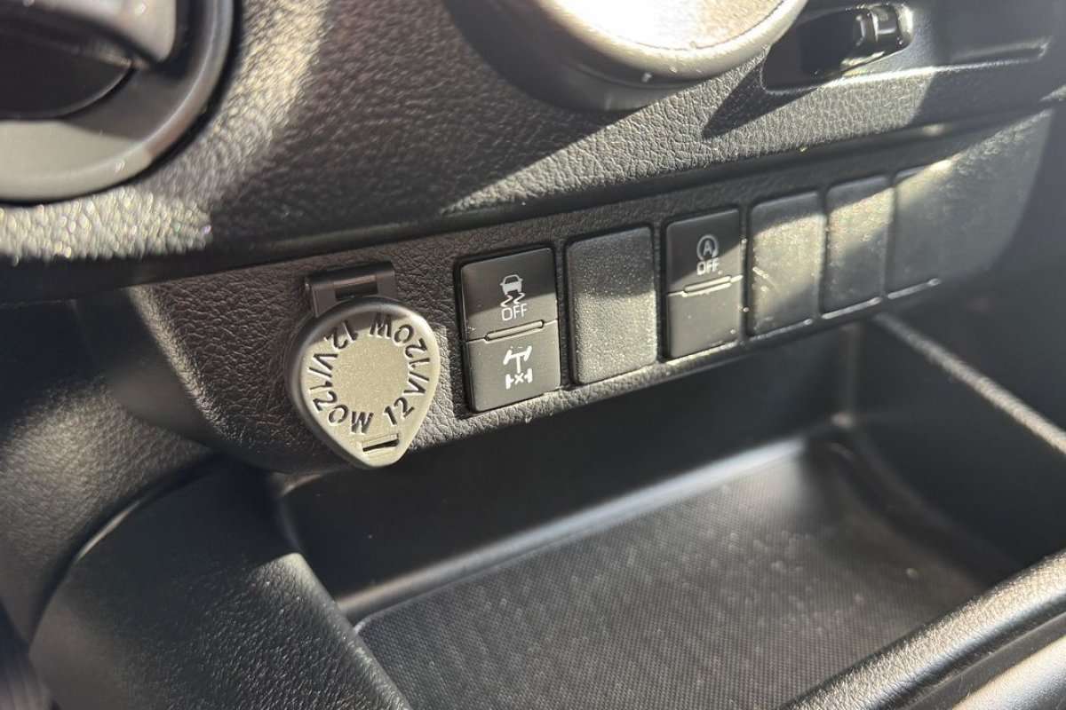 toyota-hilux-2021-diesel-2393cc