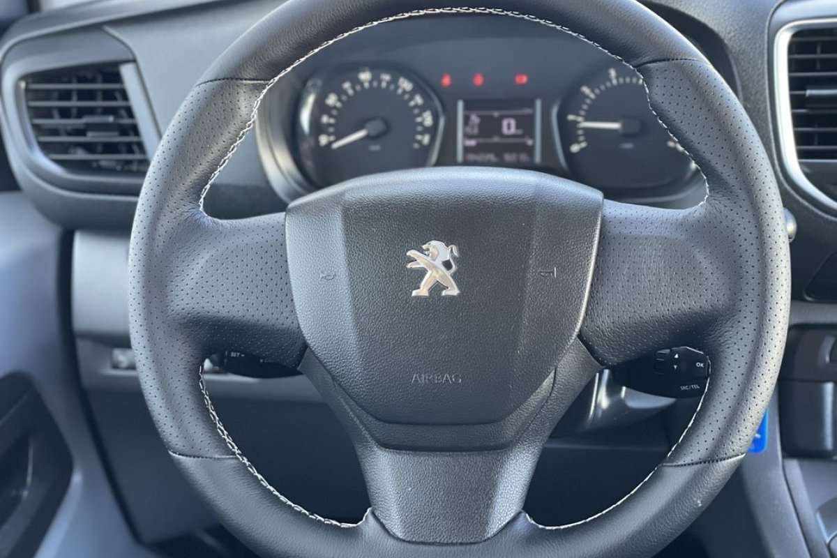 peugeot-traveller-2018-diesel-1560cc