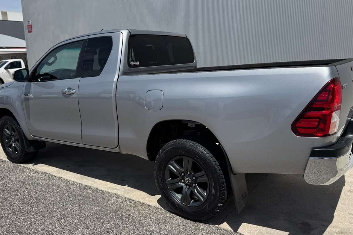 toyota-hilux-2021-diesel-2393cc