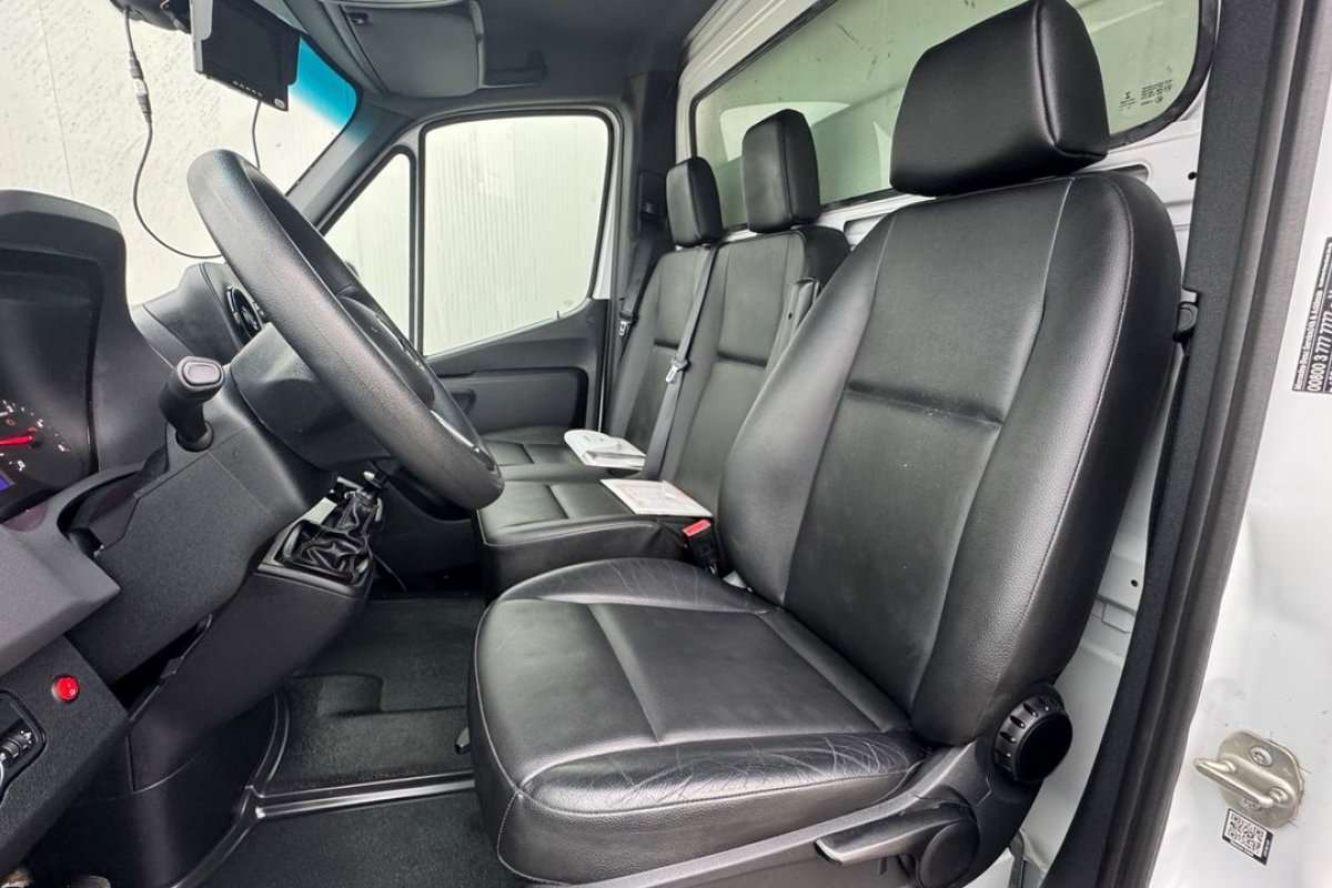mercedes-benz-sprinter-2023-diesel-1950cc