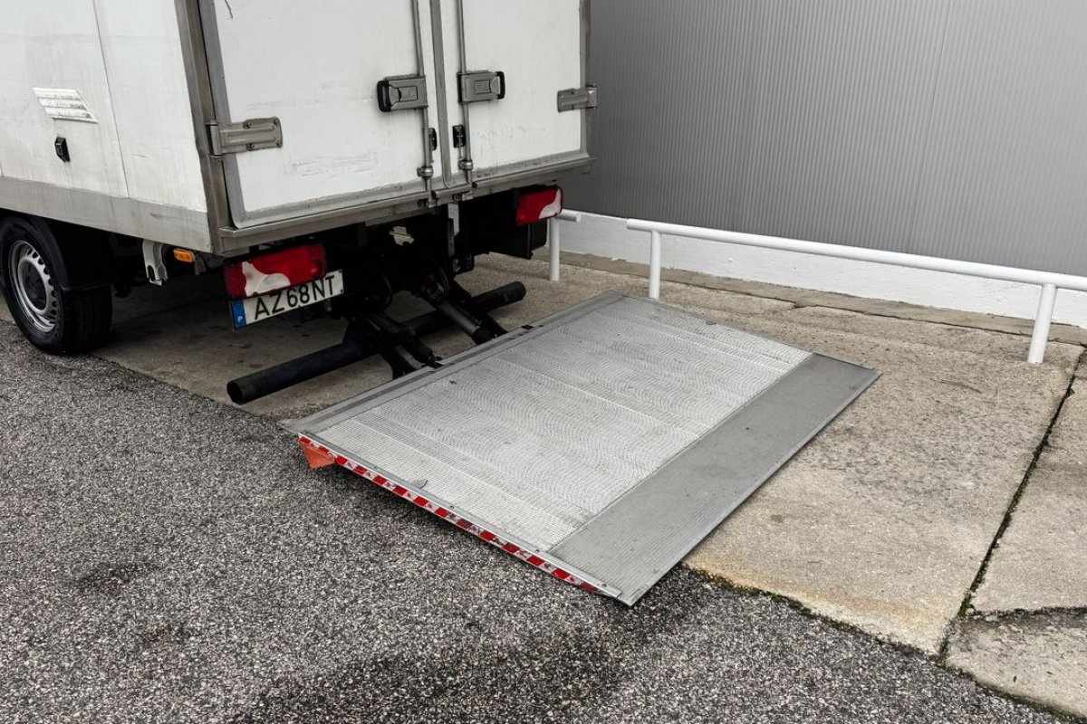 mercedes-benz-sprinter-2023-diesel-1950cc