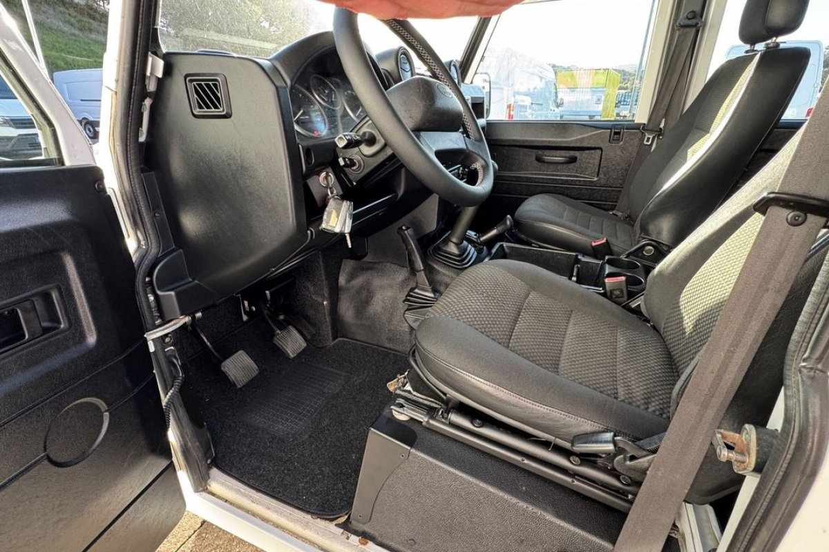 land-rover-defender-2015-diesel-2198cc