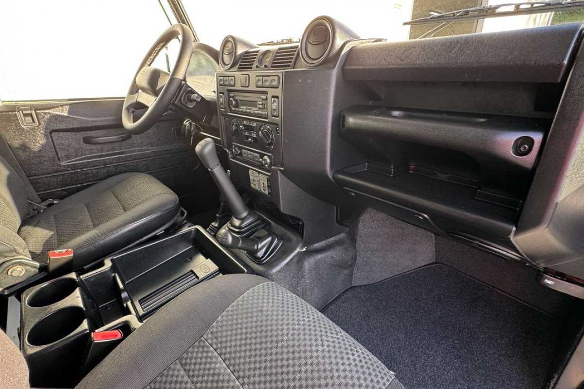land-rover-defender-2015-diesel-2198cc