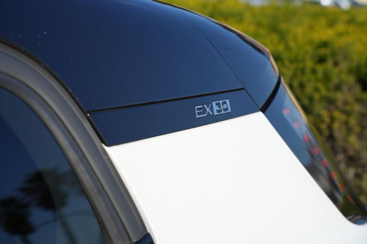 volvo-ex30-2024-eletrico-500cc