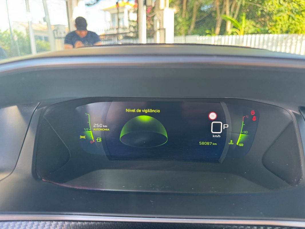 peugeot-2008-2023-gasolina-1199cc