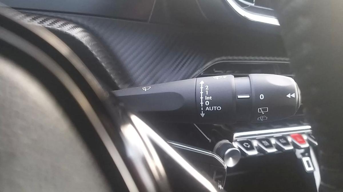 peugeot-2008-2023-gasolina-1199cc