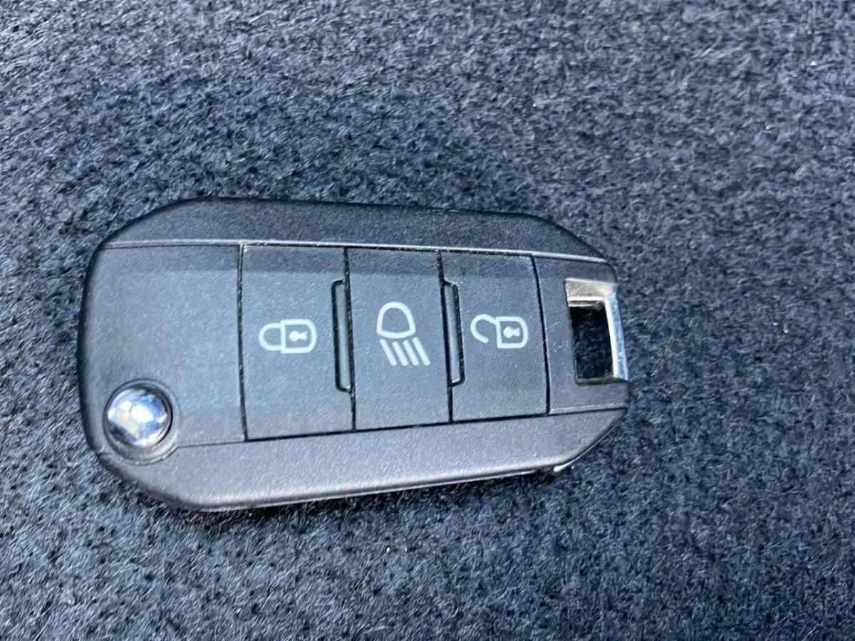 peugeot-208-2025-hibrido-a-gasolina-1199cc