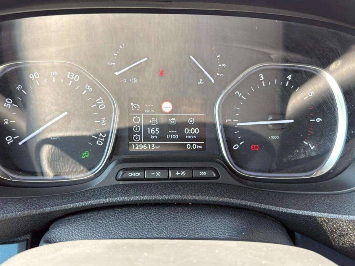 peugeot-traveller-2018-diesel-1560cc