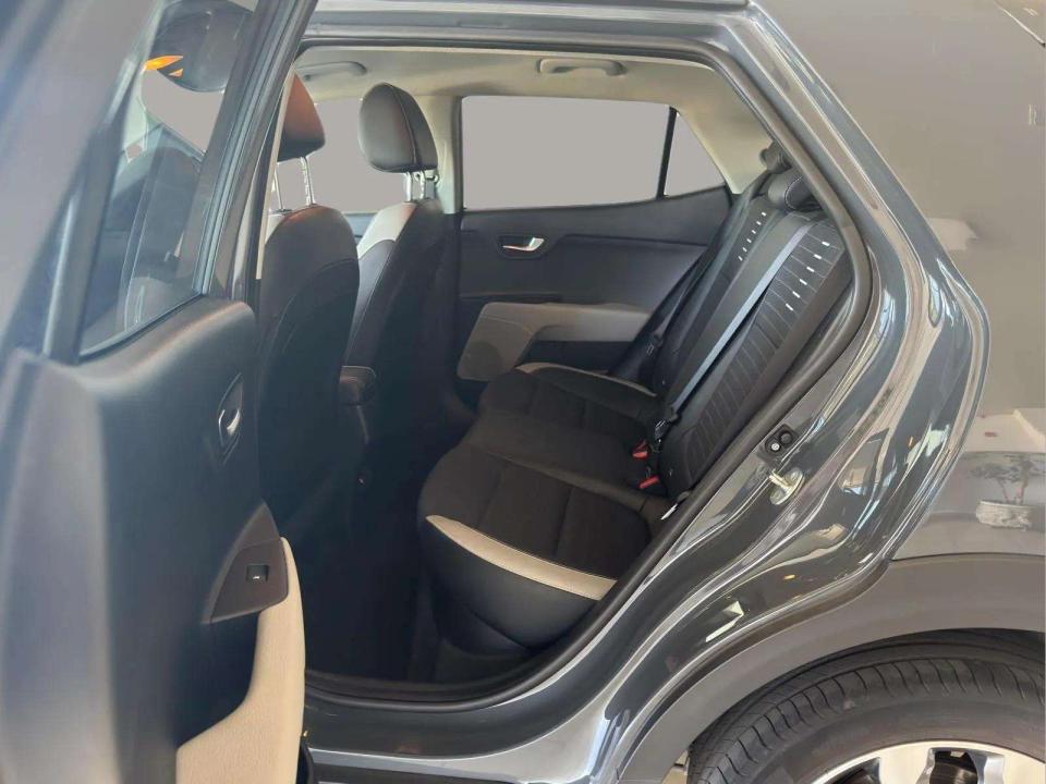 kia-stonic-2023-gasolina-1197cc