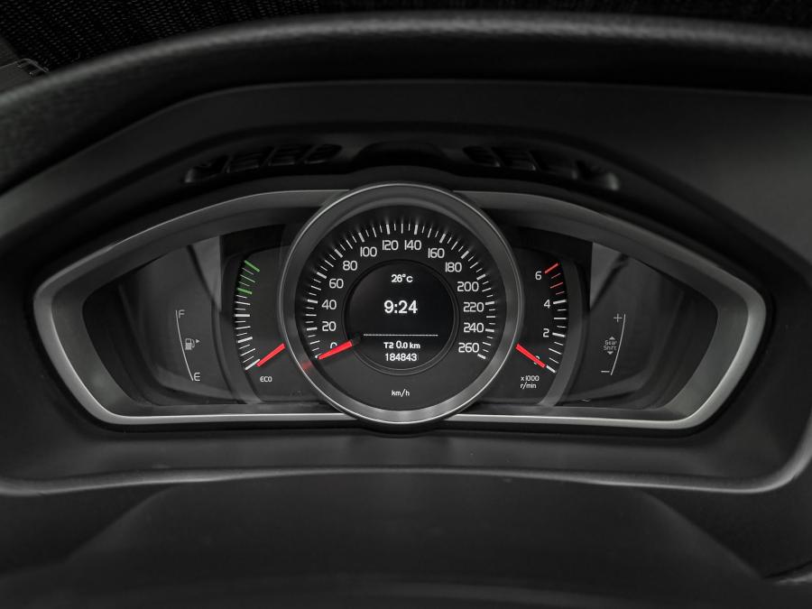 volvo-v40-2016-diesel-1969cc
