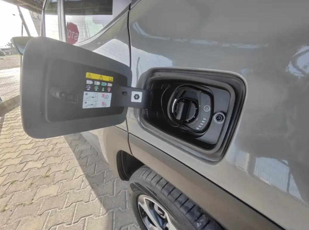 jeep-renegade-4xe-240-2022-gasolina-1332cc
