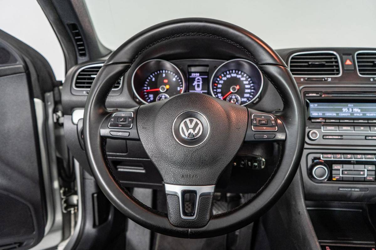 volkswagen-golf-cabriolet-2011-diesel-1598cc