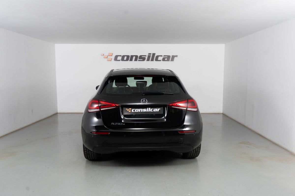 mercedes-benz-classe-a-2022-hibrido-a-gasolina-1332cc