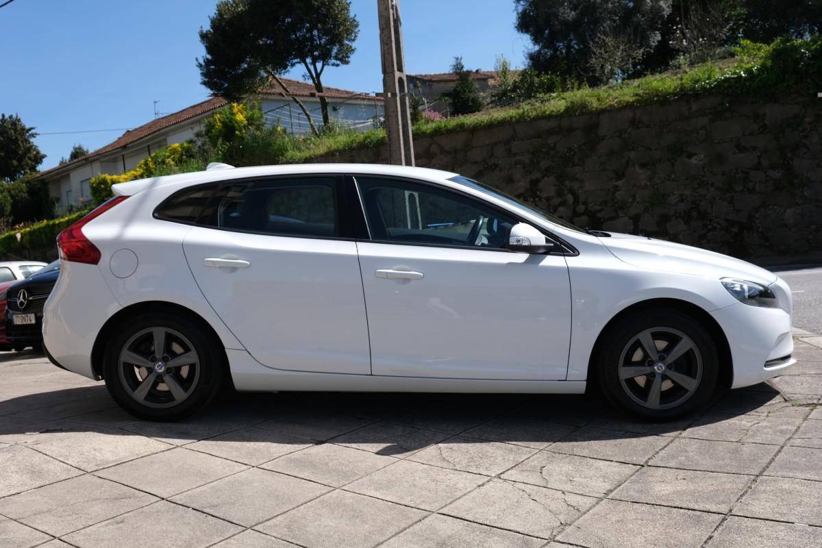 volvo-v40-2016-diesel-1969cc