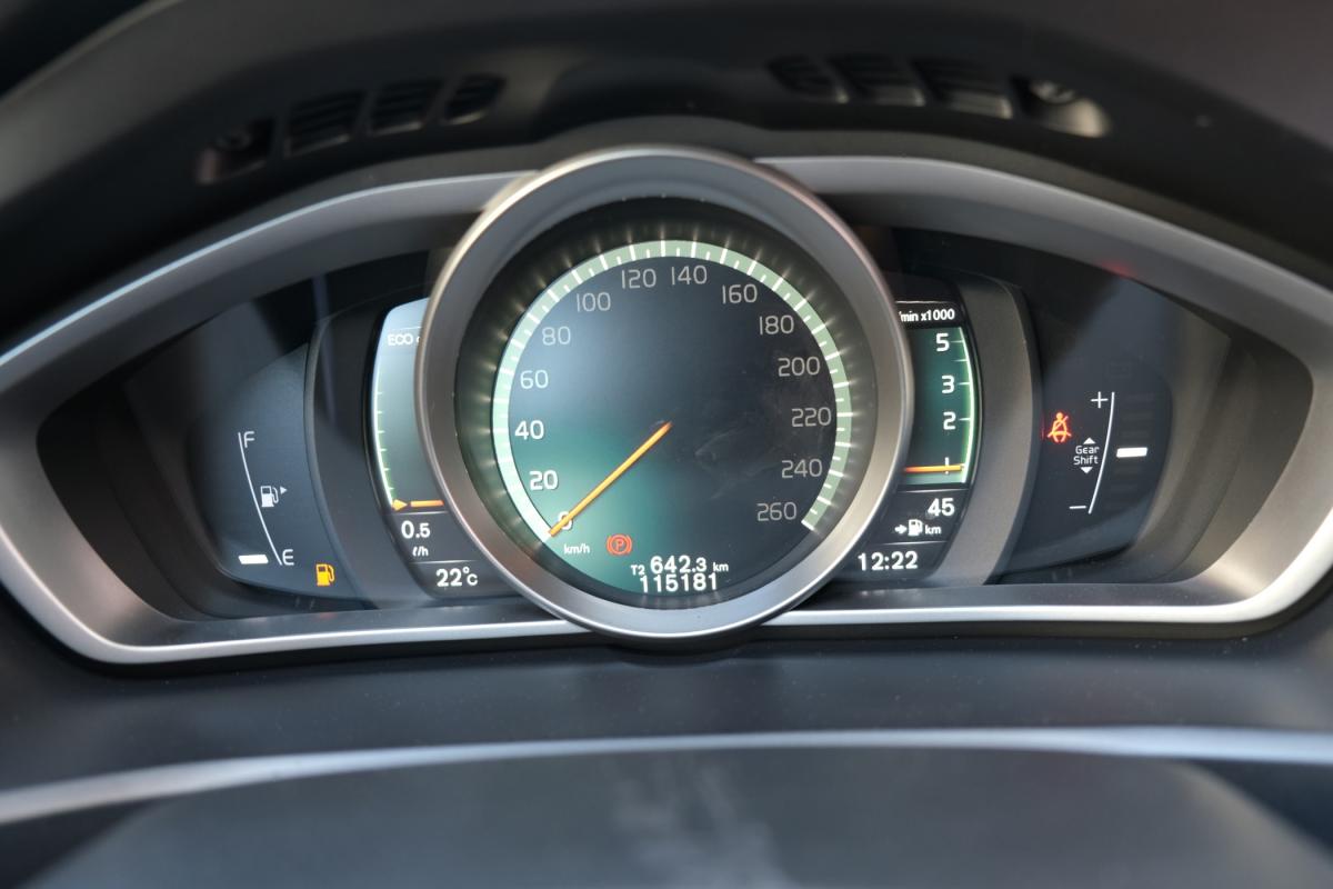 volvo-v40-2016-diesel-1969cc