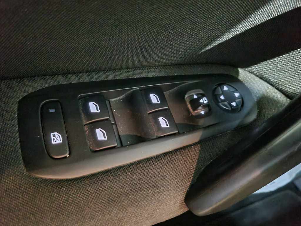 peugeot-308-2017-gasolina-1199cc
