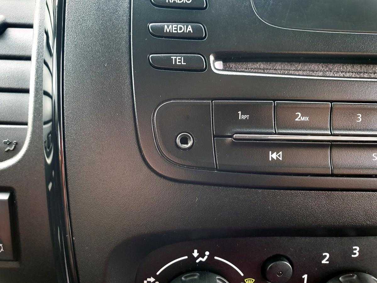 opel-vivaro-2018-diesel-1598cc