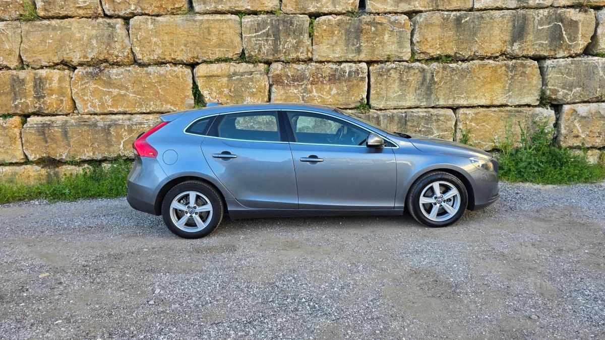 volvo-v40-2015-diesel-1560cc