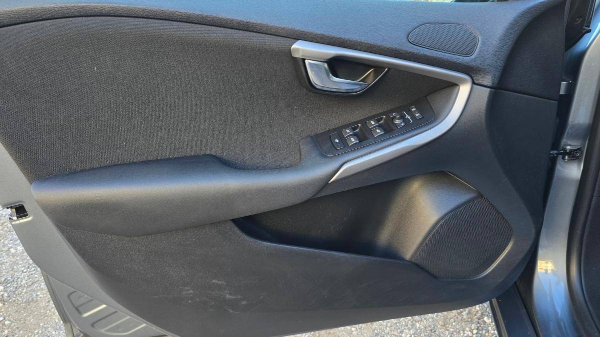 volvo-v40-2015-diesel-1560cc