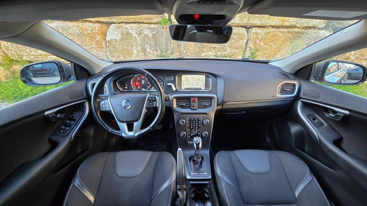 volvo-v40-2015-diesel-1560cc