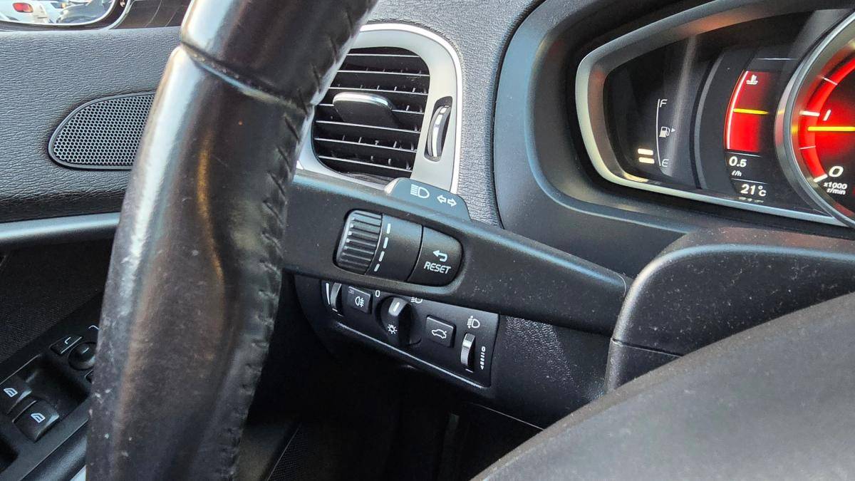 volvo-v40-2015-diesel-1560cc