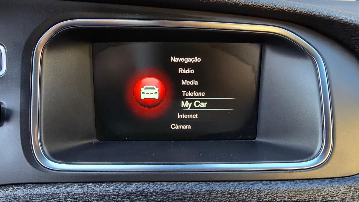 volvo-v40-2015-diesel-1560cc