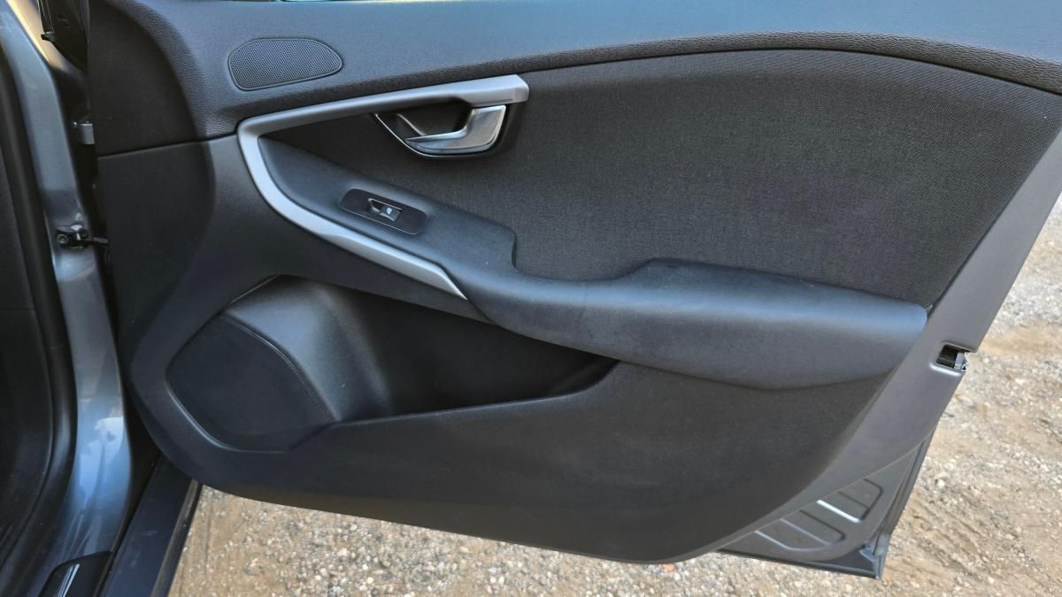 volvo-v40-2015-diesel-1560cc