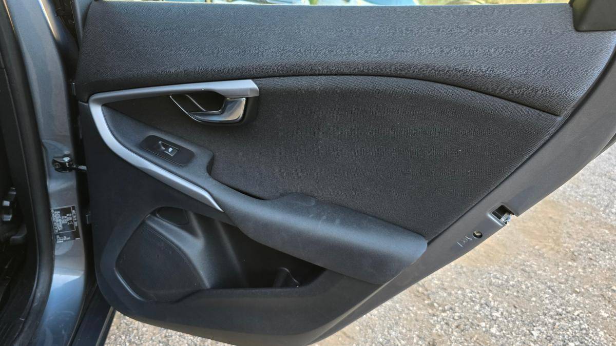 volvo-v40-2015-diesel-1560cc