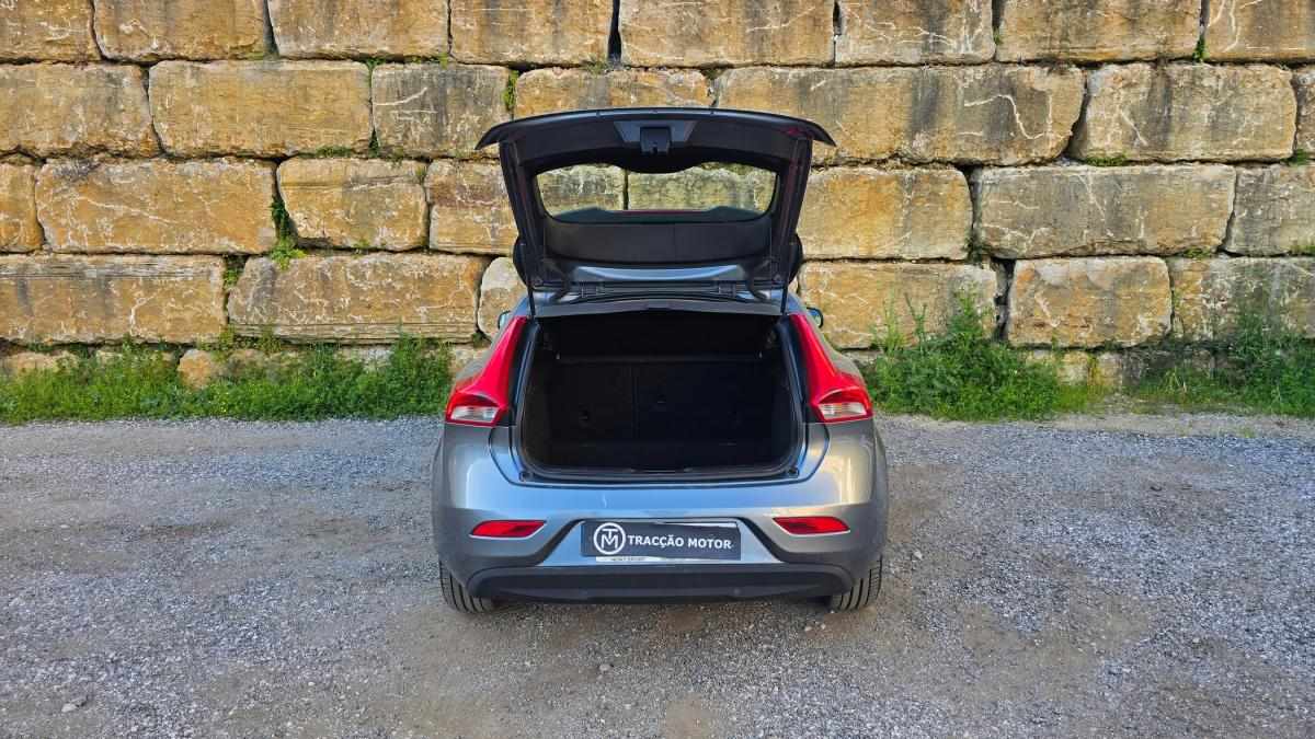 volvo-v40-2015-diesel-1560cc