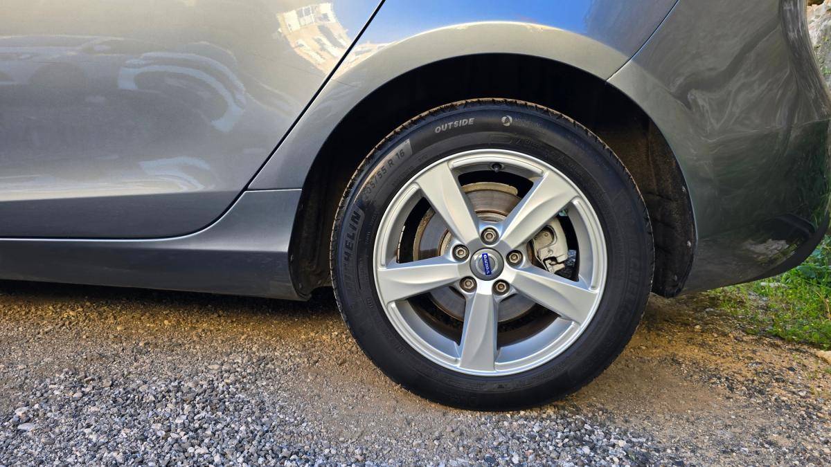 volvo-v40-2015-diesel-1560cc