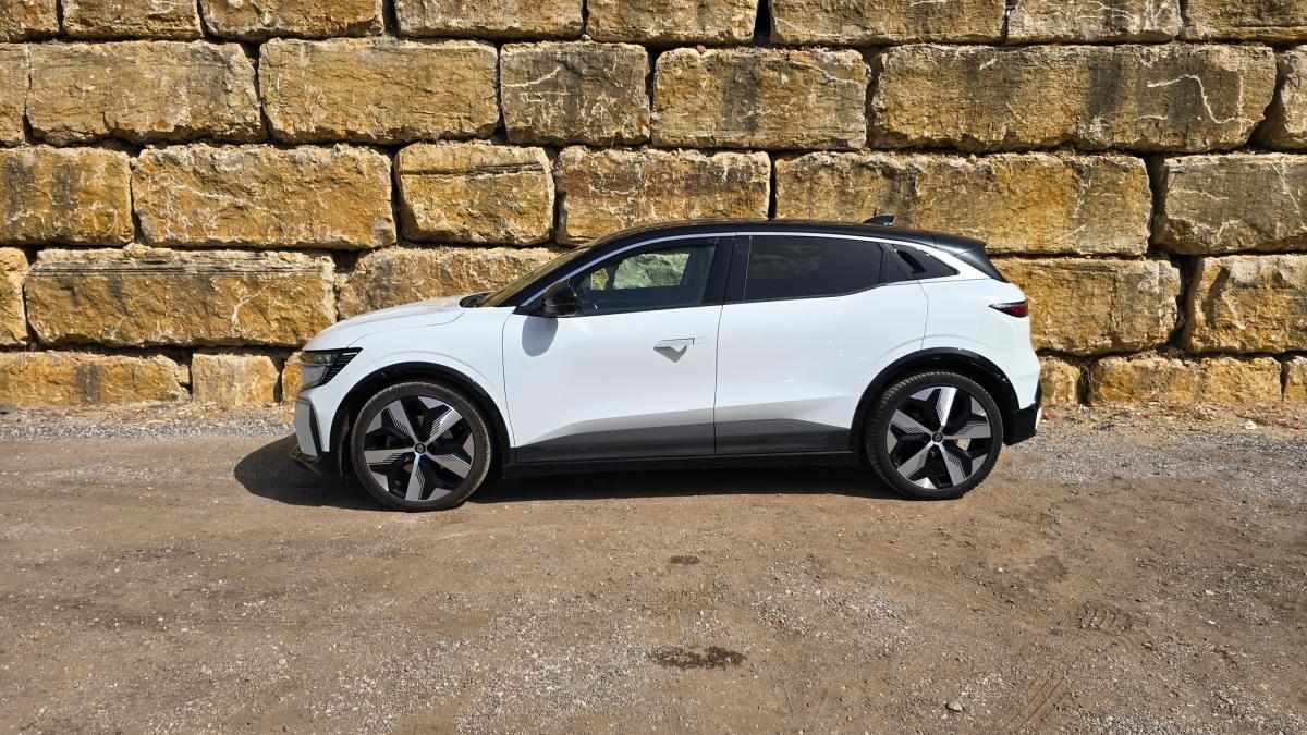 renault-megane-e-tech-2023-eletrico-0cc