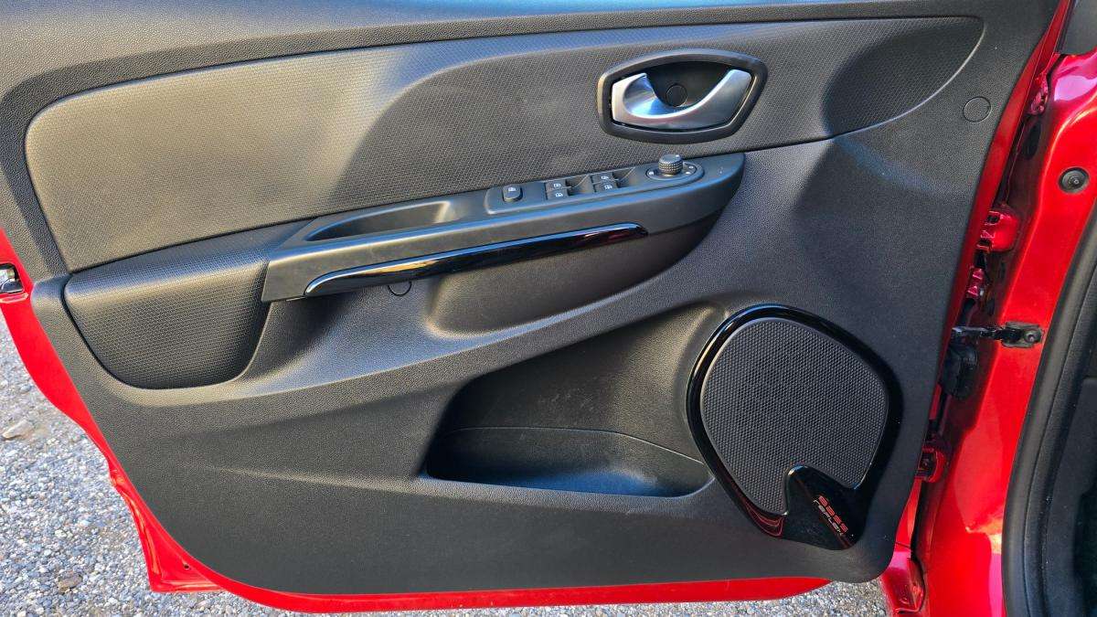 renault-clio-sport-tourer-2016-diesel-1461cc