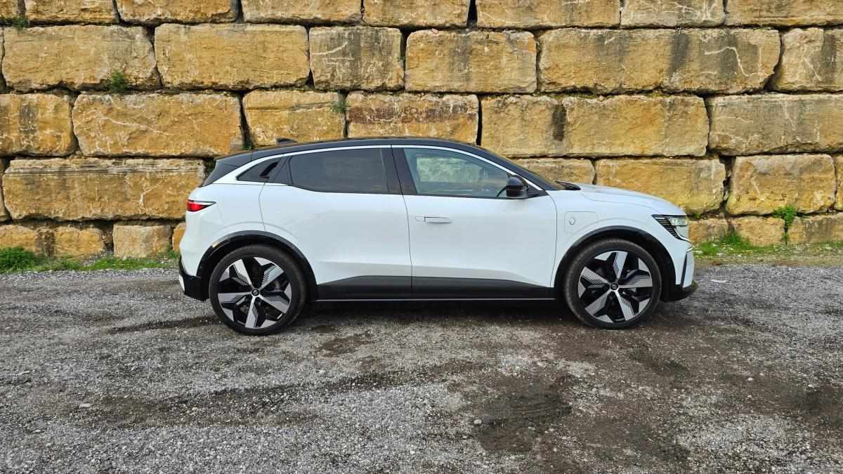 renault-megane-e-tech-2023-eletrico-0cc