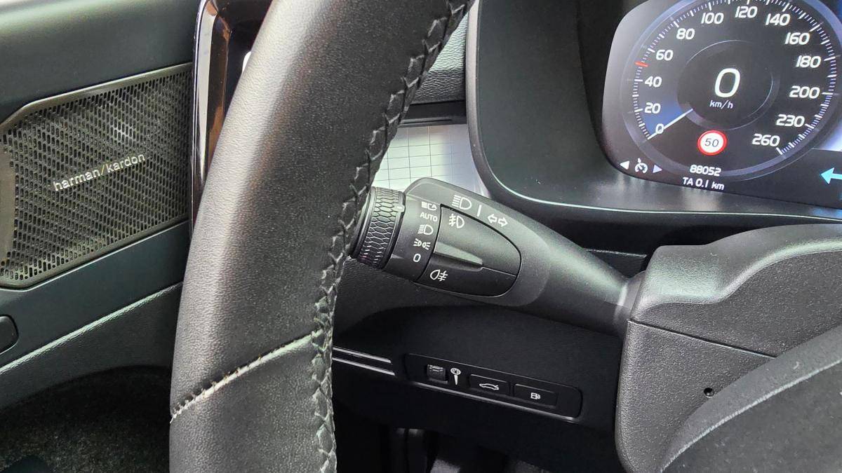 volvo-xc40-2023-hibrido-a-gasolina-1477cc