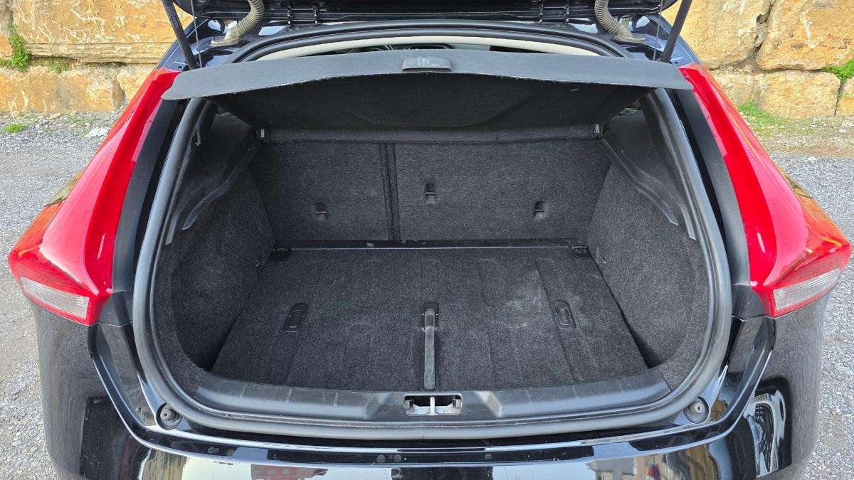 volvo-v40-2019-diesel-1969cc
