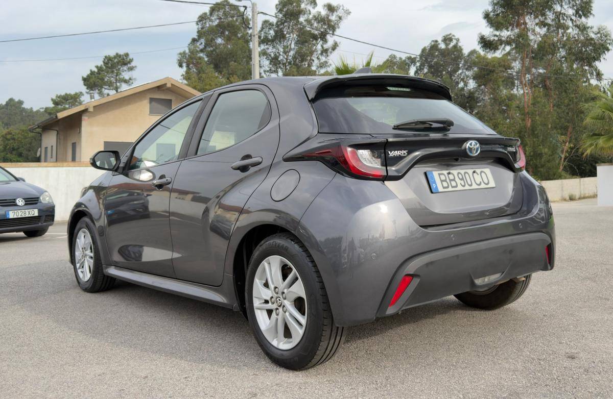toyota-yaris-2023-hibrido-a-gasolina-1490cc