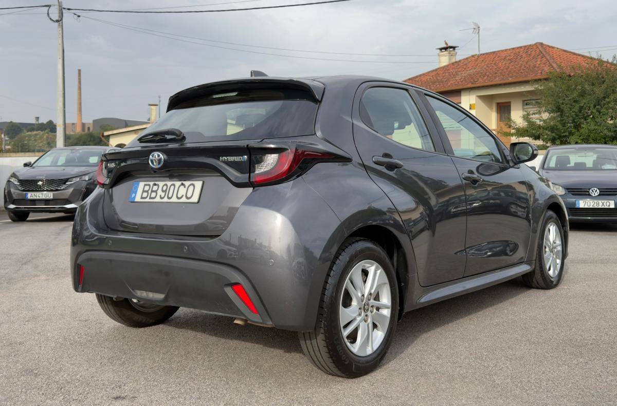 toyota-yaris-2023-hibrido-a-gasolina-1490cc