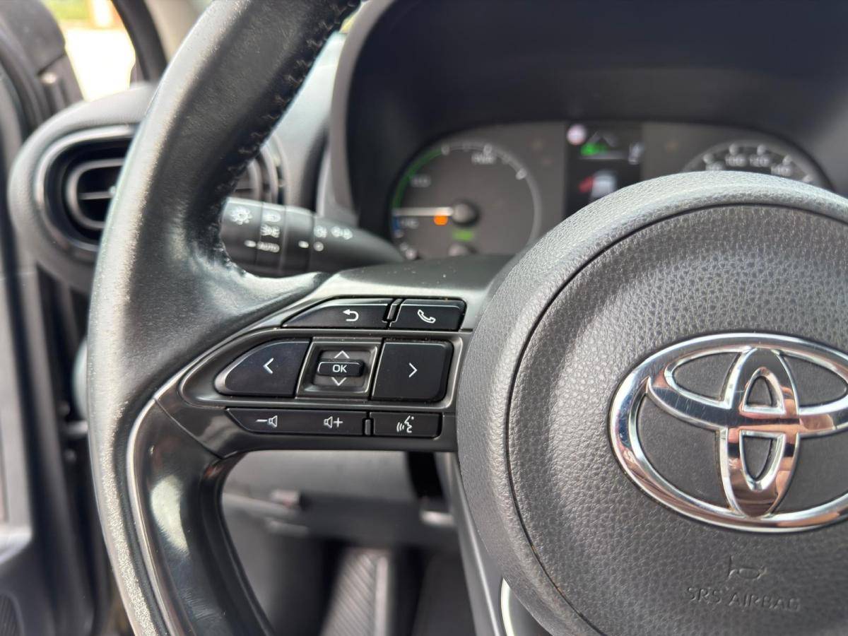 toyota-yaris-2023-hibrido-a-gasolina-1490cc